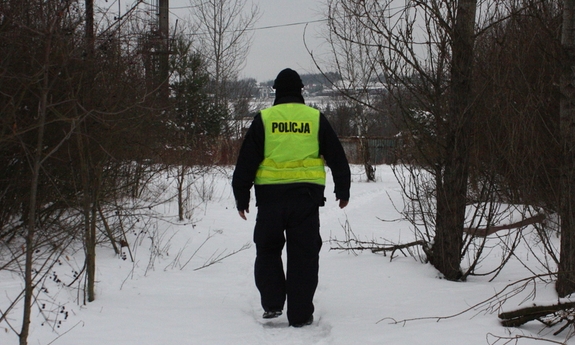 policjant idący w kierunku pustostanu