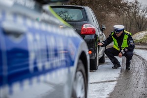 policjant sprawdza stan