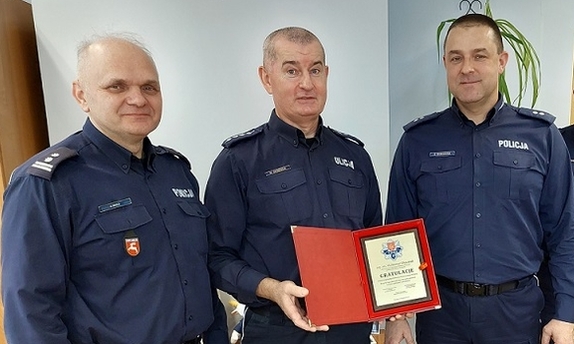 jubilat na wspólnym zdjęciu z przełożonymi