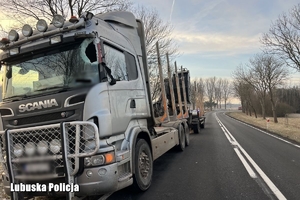 zdjęcie samochodu ciężarowego z uszkodzoną szybą, samochód stoi na poboczu drogi