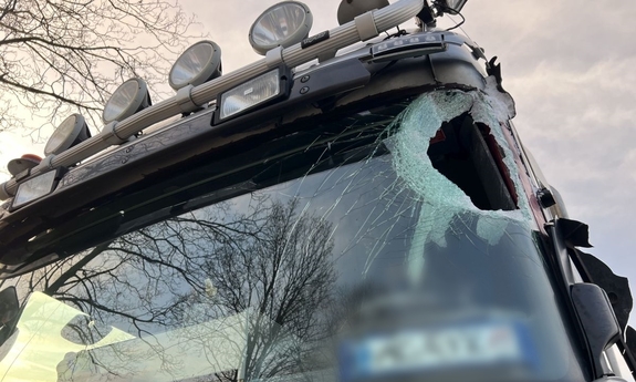 uszkodzona szyba w samochodzie ciężarowym