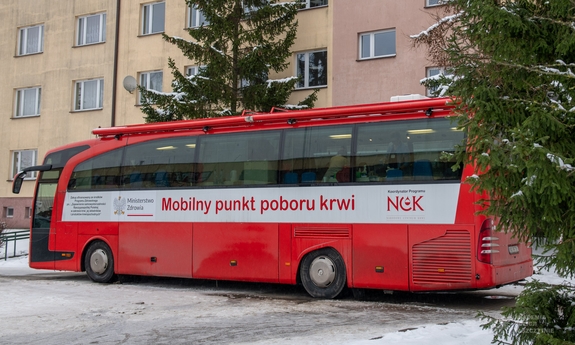krwiobus zaparkowany przed budynkiem