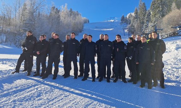 Na stoku stoją policjanci w mundurach