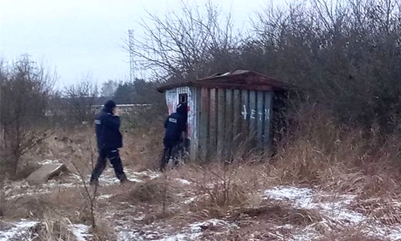 Policjanci przeszukują teren