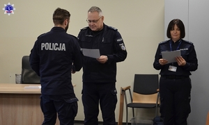 policjanci uczestnicy kursu specjalistycznego, podczas wręczania dyplomów