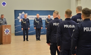 policjanci uczestnicy kursu specjalistycznego podczas zakończenia kursu stoją na auli w szeregach