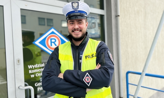umundurowany policjant w odblaskowej kamizelce