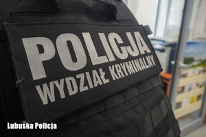 napis na plecach policjanta: Policja Wydział Kryminalny
