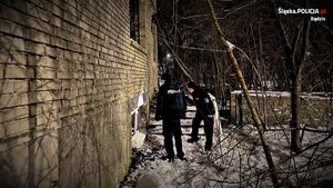 policjanci kontrolują pustostan