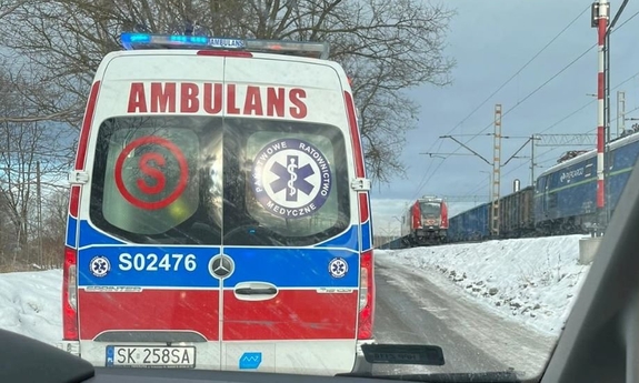 miejsce interwencji, karetkę pogotowia, torowisko oraz składy pociągów