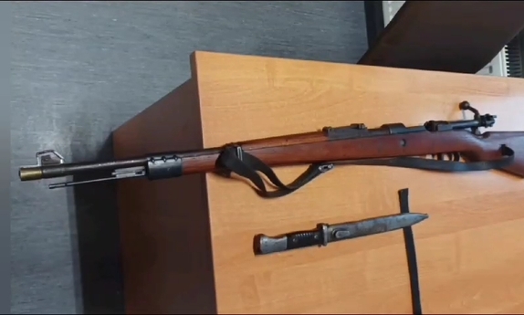 zabezpieczona przez policjantów broń