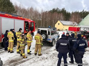 Policjanci i strażacy podczas odprawy przez rozpoczęciem poszukiwań zaginionej osoby