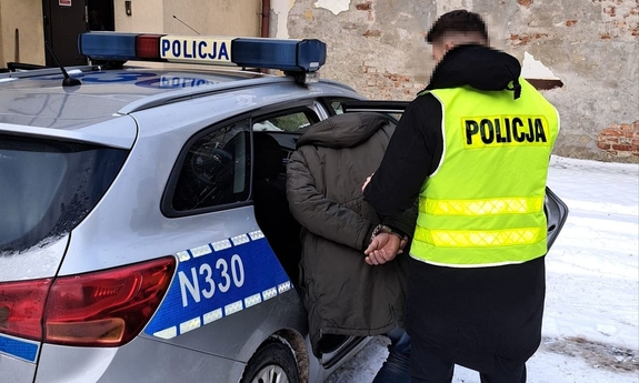 policjant z zatrzymanym przy radiowozie