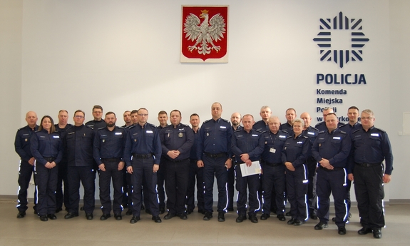 uczestnicy szkolenia pozują do zdjęcia grupowego