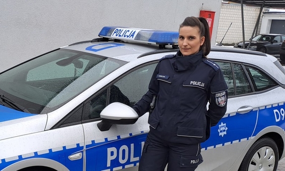 młodszy aspirant Karolina Konieczna przy radiowozie