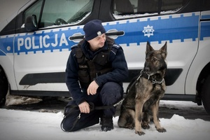 Policjant z psem służbowym