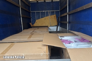 zabezpieczone kartony ze skradzionym mieniem w ciężarówce