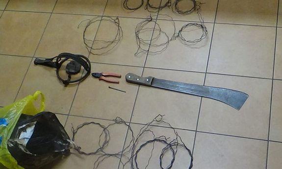 Narzędzia do kłusownictwa leżące na ziemi