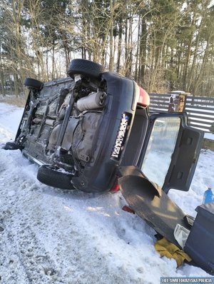 uszkodzone auto leżące na boku