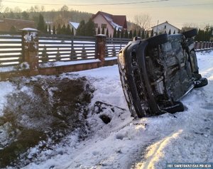 uszkodzone auto leżące na boku