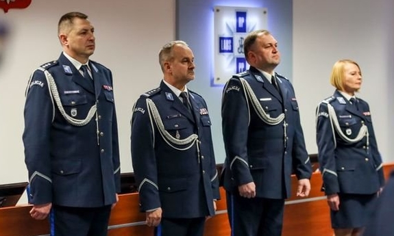 trzej policjanci i policjantka stoją w szeregu