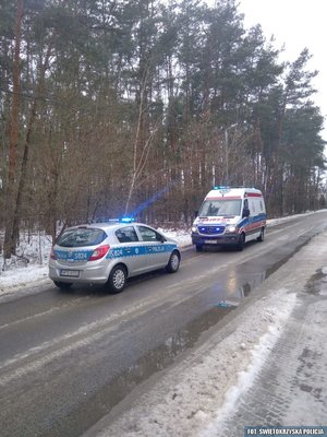 karetka pogotowia i radiowóz policyjny w pobliżu miejsca odnalezienia mężczyzny