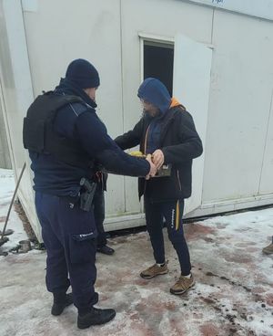 policjant przekazuje mężczyźnie skrzynkę z żywnością