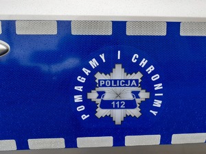 Logo Pomagamy i chronimy na drzwiach radiowozu policyjnego