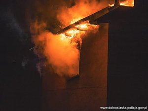płonący budynek