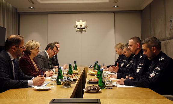 Dyrektor Wykonawcza Europolu Pani Catherine De Bolle i p.o. Komendant Główny Policji insp. Marek Boroń i inne osoby podczas spotkania w KGP