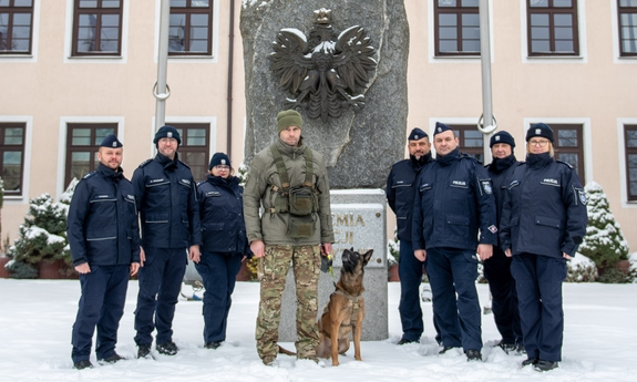 policjanci pozują do zdjęcia grupowego razem z psem policyjnym