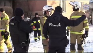grupa policjantów i strażaków biorąca udział w poszukiwaniach