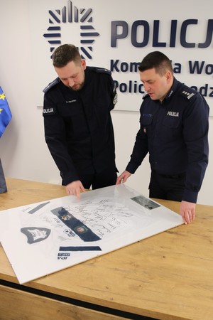 Komendant ze zwycięzcą aukcji