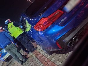 policjanci w trakcie kontroli pojazdów