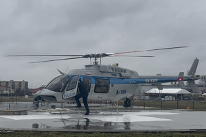 Pilot wchodzi do kabiny śmigłowca.