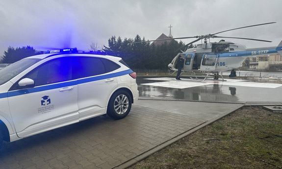 Pojazd transportu organów i policyjny śmigłowiec.