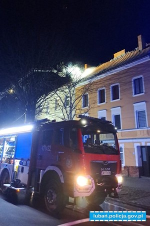 Wóz strażacki przed budynkiem, w którym wybuchł pożar