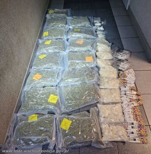 Narkotyki w workach rozłożone na korytarzu