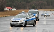Policyjne radiowozy jadące po jezdni w trakcie szkolenia