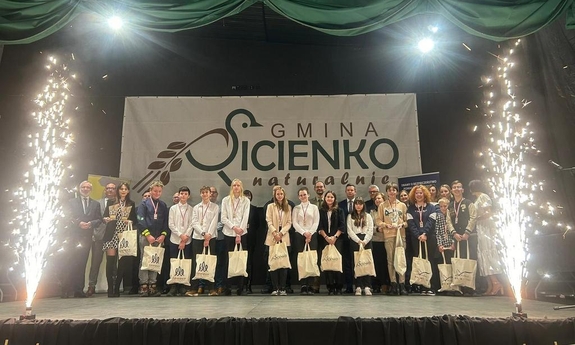 uczestnicy podczas gali na scenie