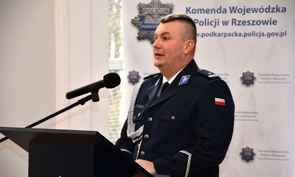 Podinspektor Piotr Stępka I Zastępcą Komendanta Wojewódzkiego Policji w Rzeszowie przemawia do uczestników uroczystości
