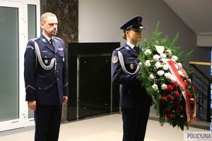 Komendant Główny Policji składa wieniec