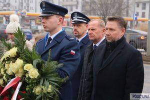Minister składa wieniec