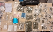Zdjęcie zabezpieczonych narkotyków w woreczkach foliowych leżą na stole