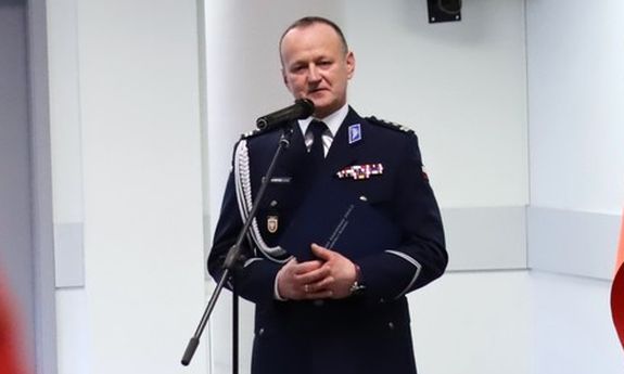 Nowy komendant przemawia na białym tle
