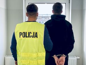 Policjant stoi z zatrzymanym