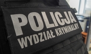 policjant w kamizelce taktycznej z napisem: Policja wydział kryminalny
