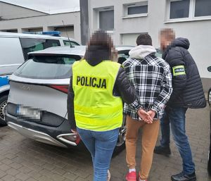 dwoje policjantów z zatrzymana osobą