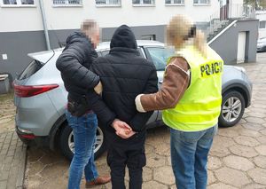 dwoje policjantów z zatrzymana osobą