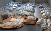 narkotyki w foliowych woreczkach lezą na podłodze, zdjęcie z poprzedniej realizacji